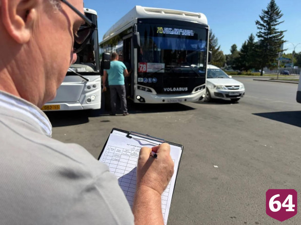 В Саратове после жалоб пассажиров проверили температуру в автобусах 