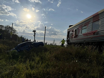В Саратовской области на переезде поезд столкнулся с легковым автомобилем 