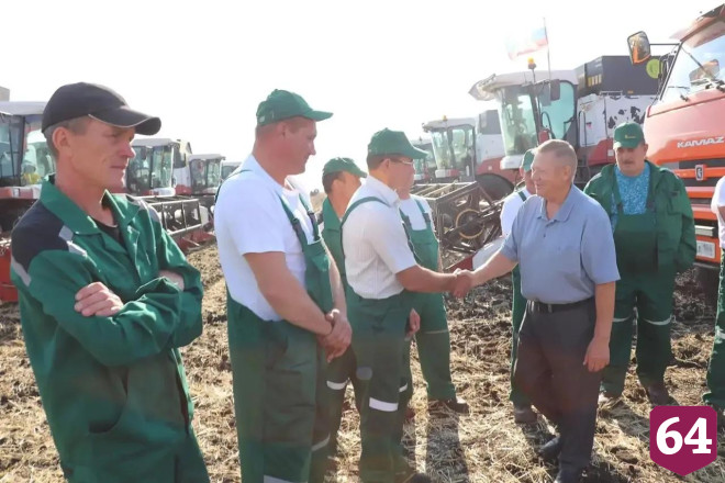 Николай Панков во время уборочной встретился с аграриями Саратовской области